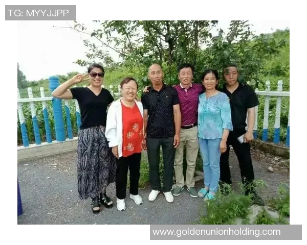 80后足球明星同框合影展现青春岁月与激情瞬间的珍贵回忆